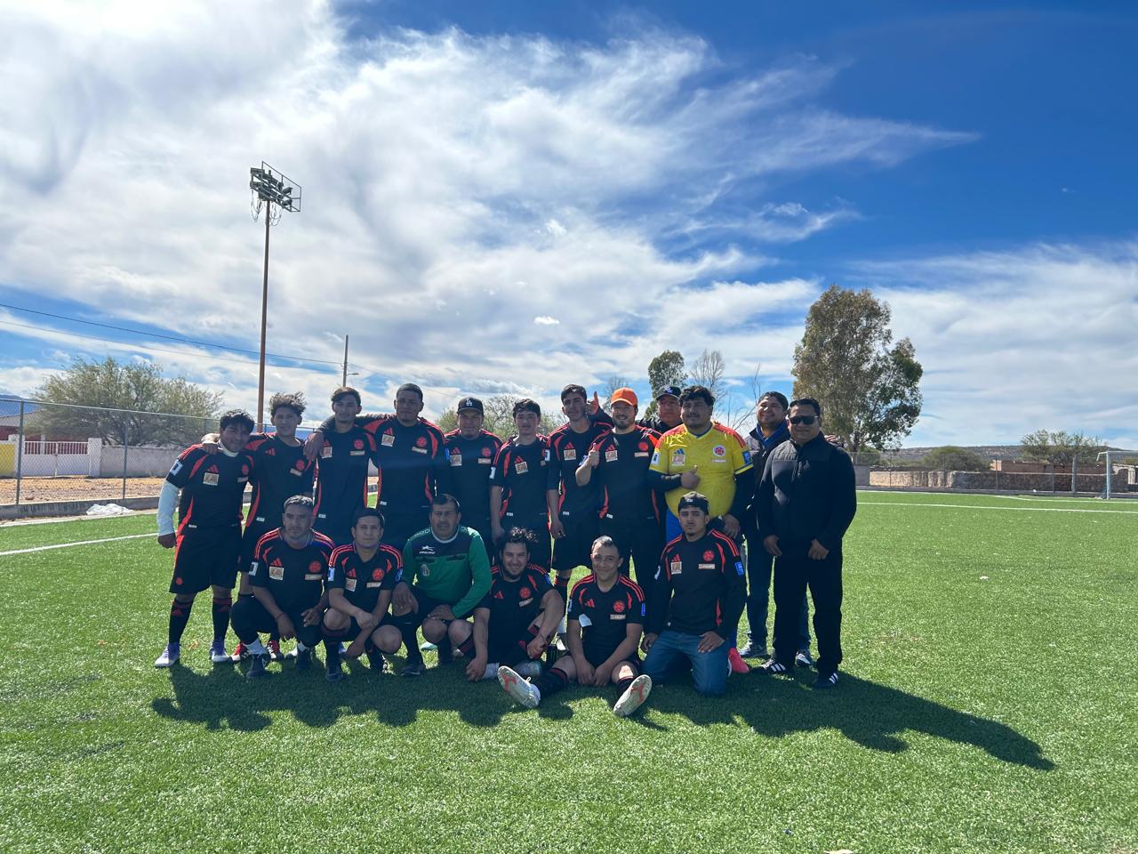 ENTREGA MOVIMIENTO CIUDADANO UNIFORMES A EQUIPO DE EL SALTO