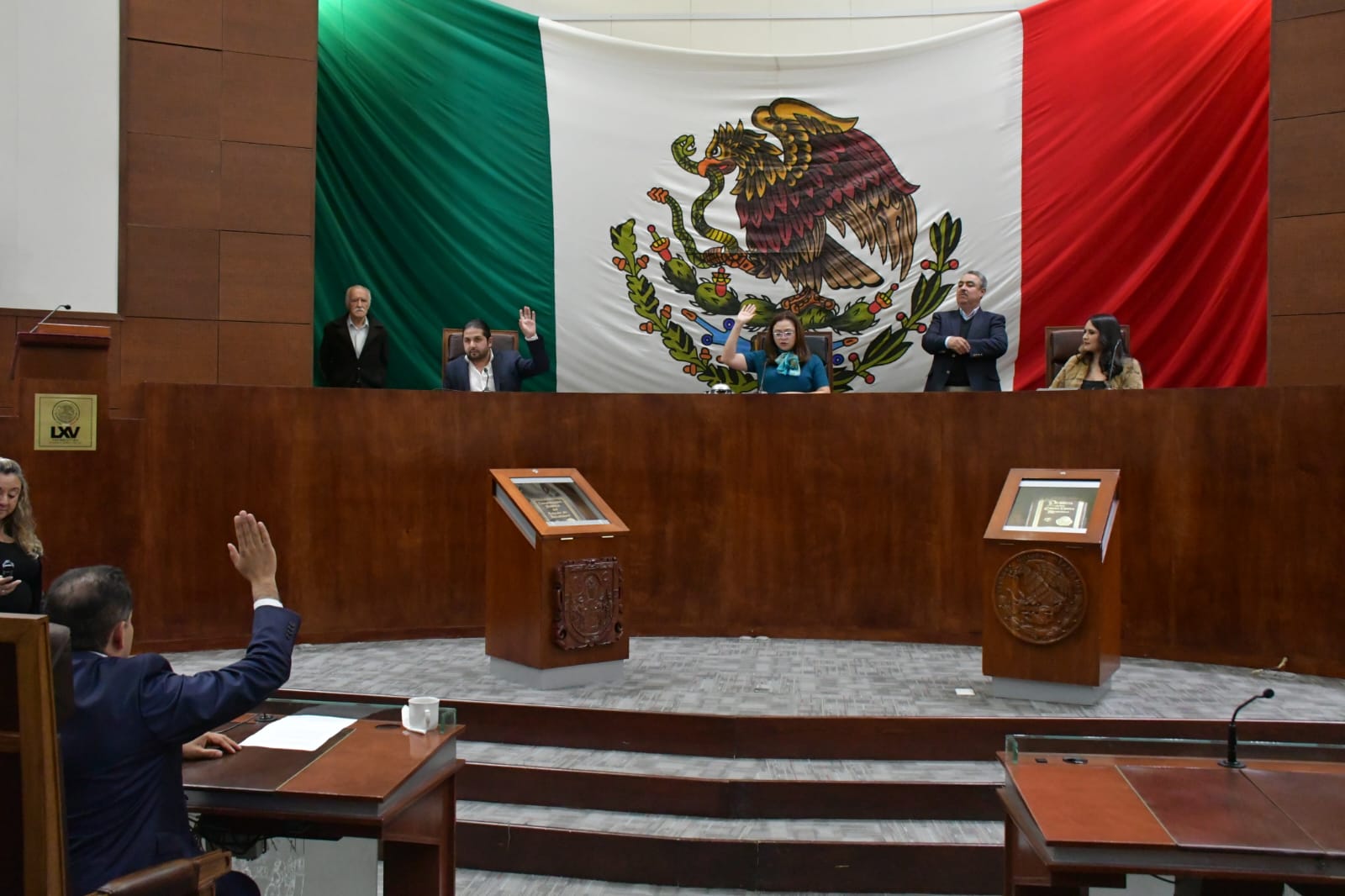 PRESENTAN INICIATIVAS EN COMISIÓN PERMANENTE