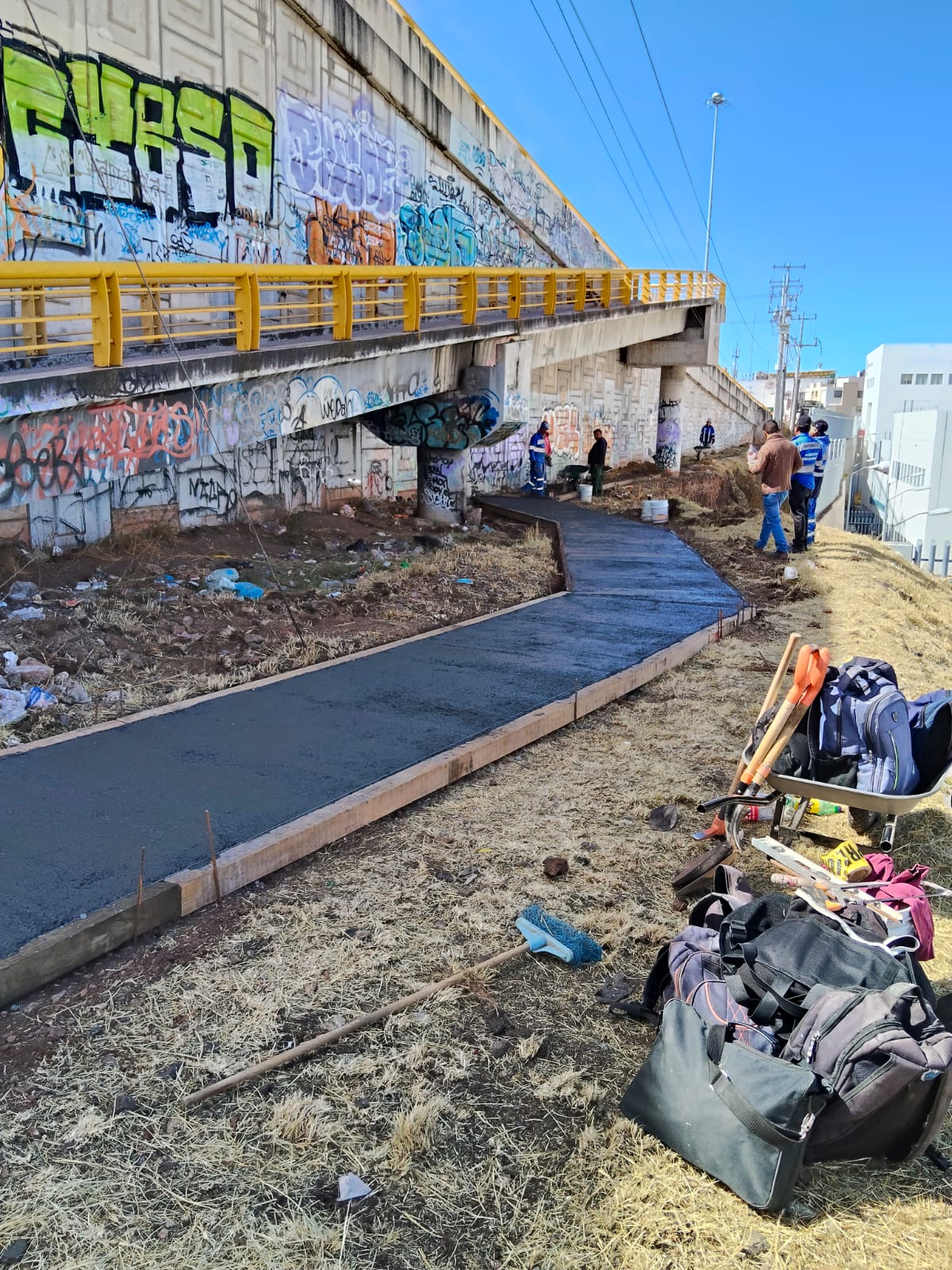 CONSTRUYE AYUNTAMIENTO DE ZACATECAS BANQUETA PEATONAL HACIA EL ISSSTE