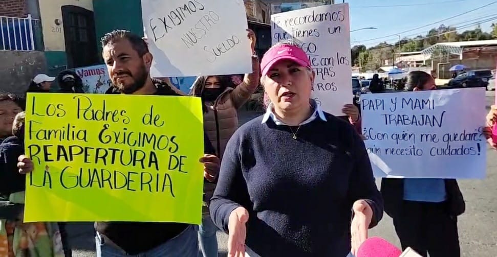 Fracasa diálogo y trabajadoras bloquean vialidad en Zacatecas