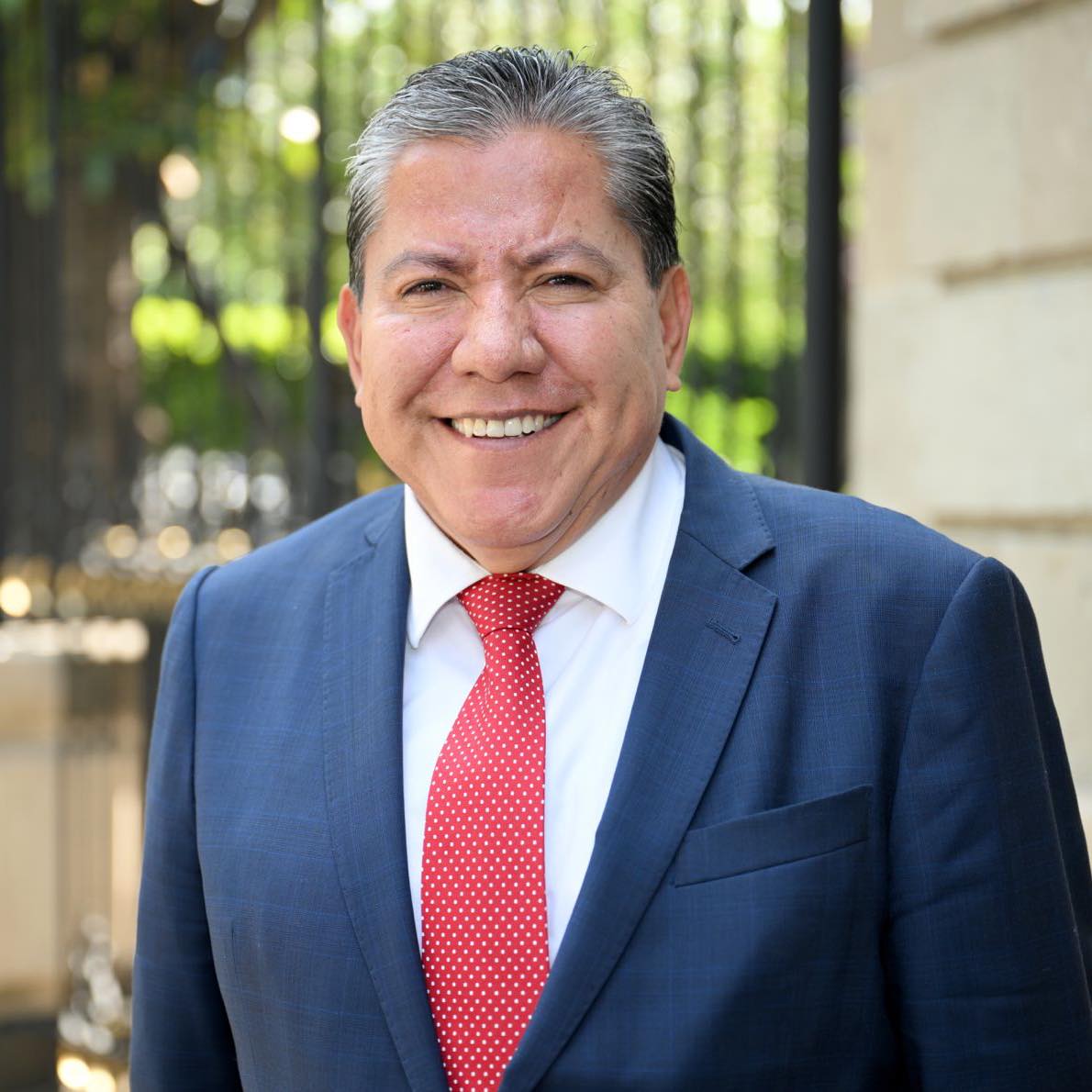 APLAUSO DE PIE PARA DAVID