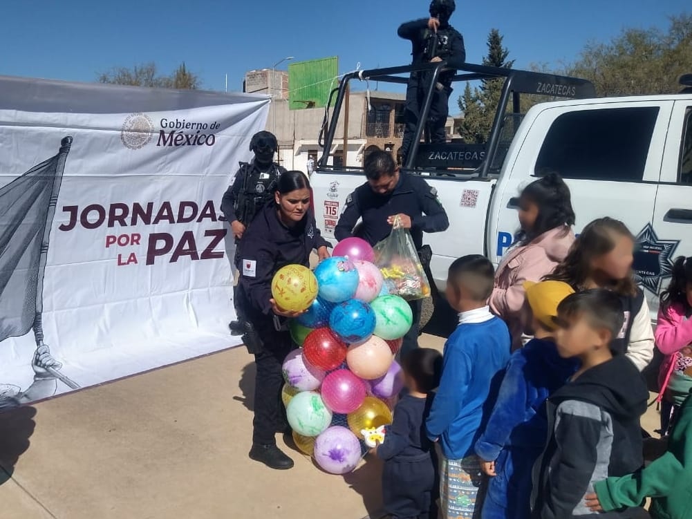 Llevan policías alegría niñas y niños de Calera con entrega de juguetes