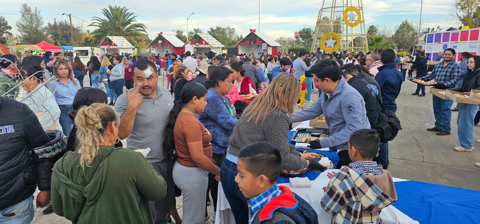 Celebran familias fresnillenses la llegada de los Reyes Magos; parten rosca