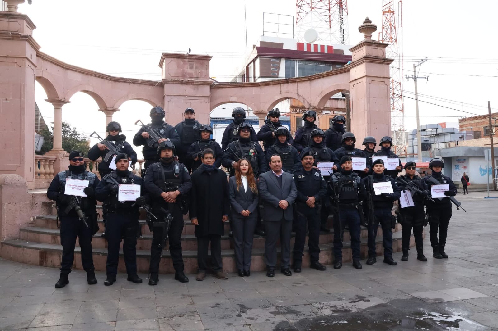 ENTREGA MIGUEL MURILLO RECONOCIMIENTOS A POLICÍAS DE CALERA