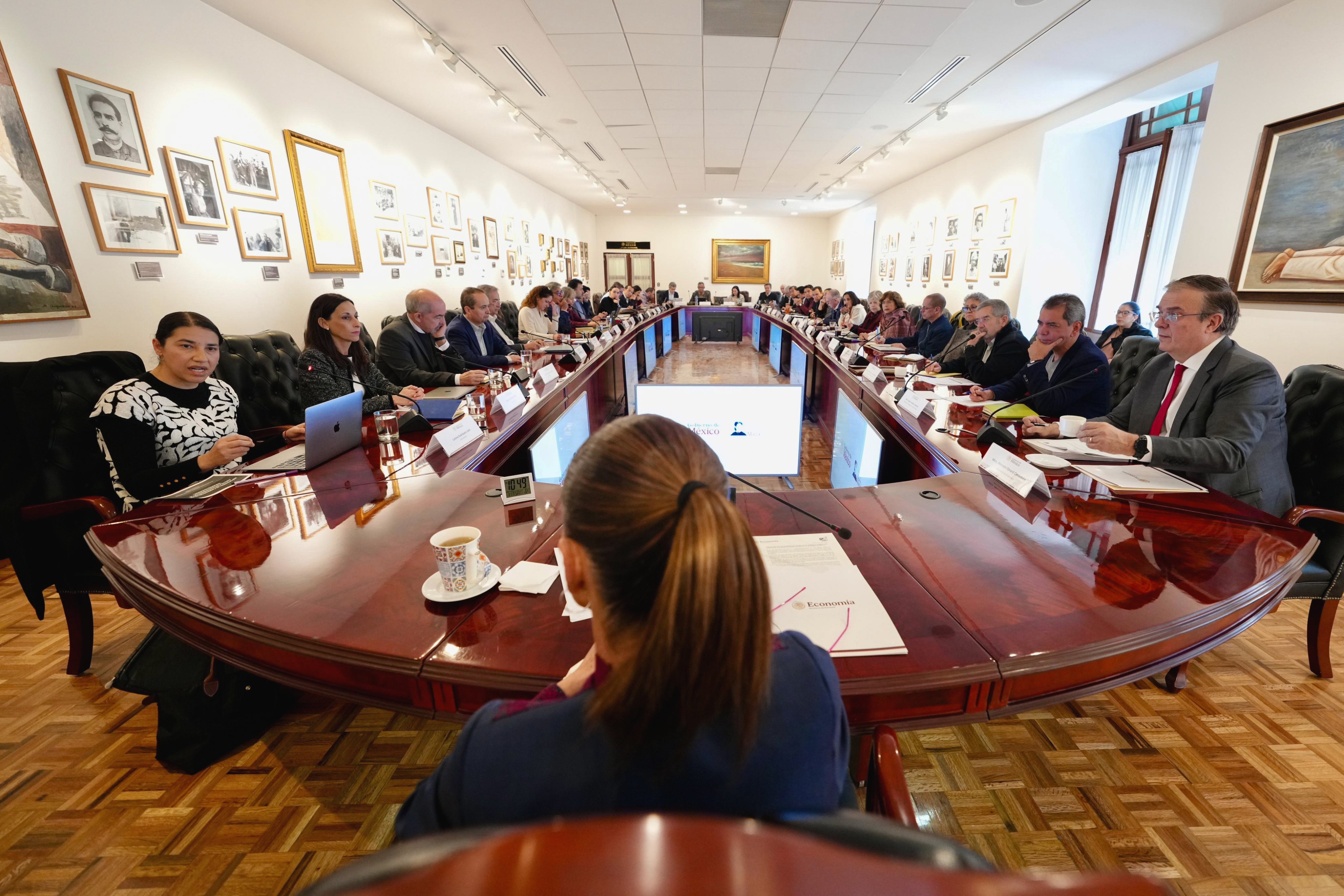 REÚNE CLAUDIA SHEINBAUM GABINETE Y EXPERTOS PARA FORTALECER ESTRATEGIAS ECONÓMICAS