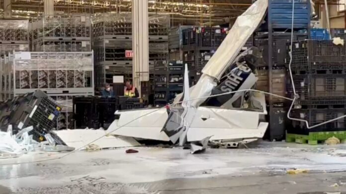 SE DESPLOMA AVIONETA EN RAMOS ARIZPE Y CAE SOBRE NAVE INDUSTRIAL, HAY DOS LESIONADOS