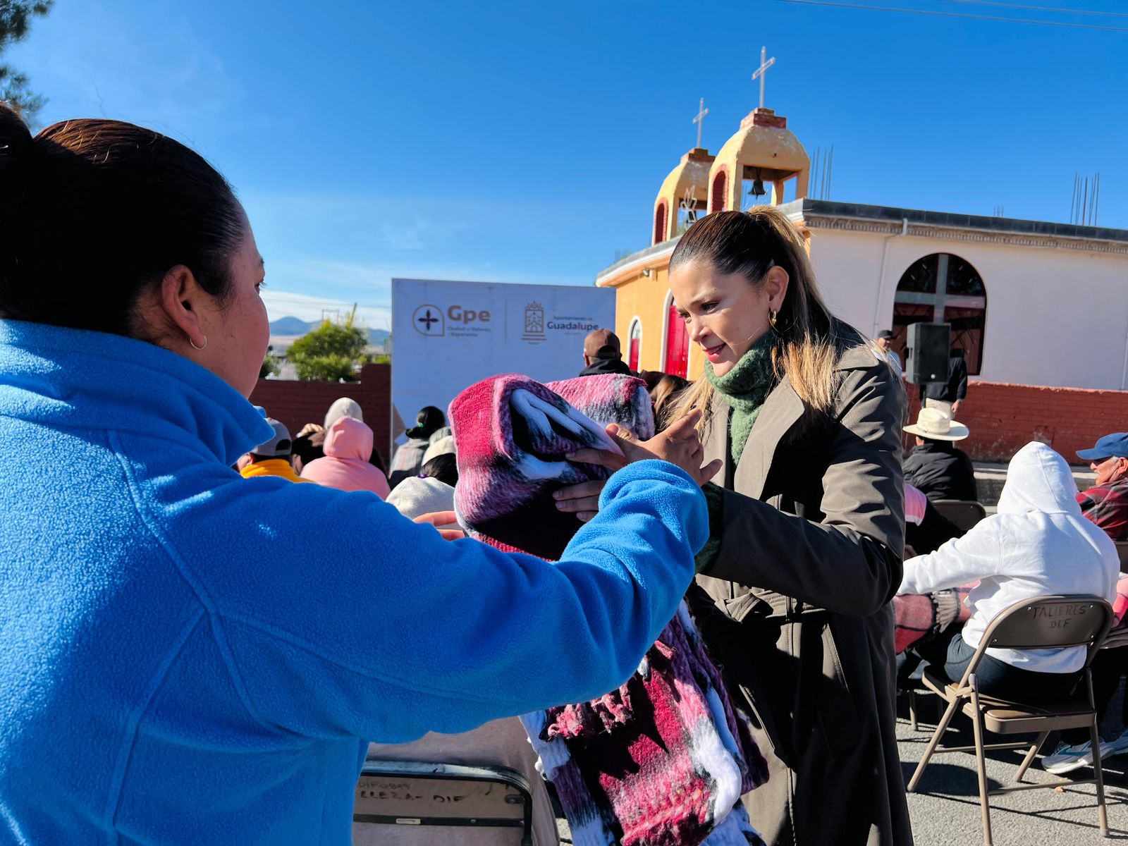 ENTREGA SMDIF APOYOS INVERNALES EN GUADALUPE