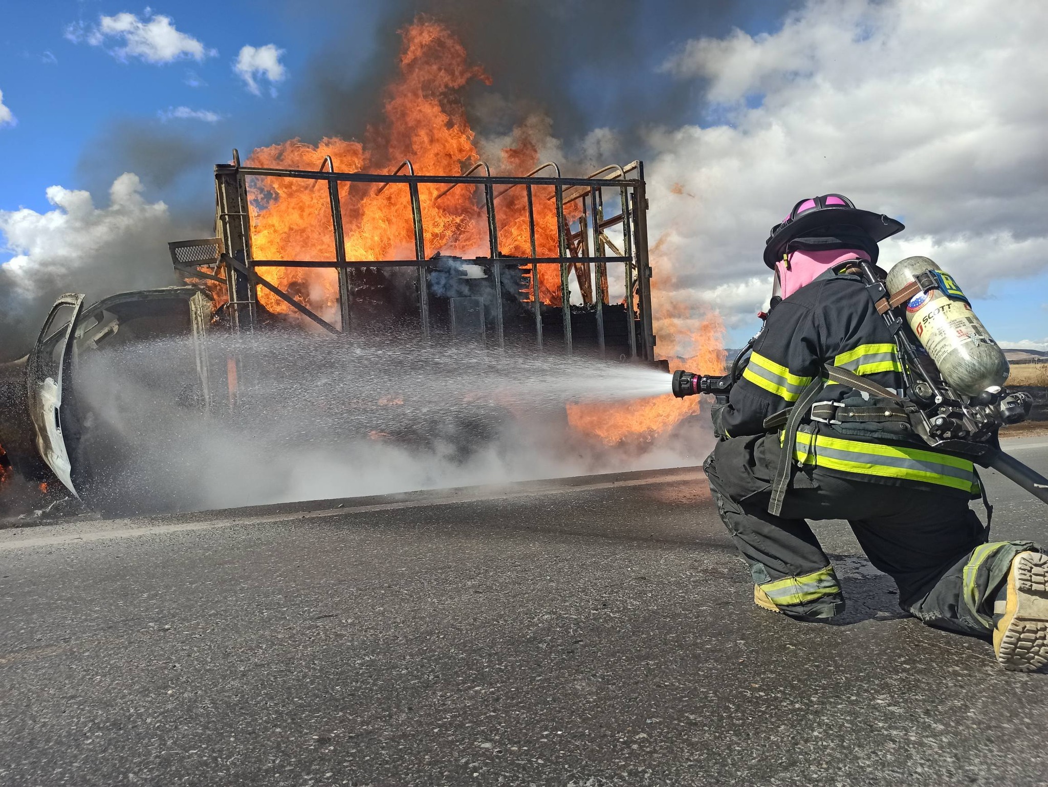 SE CONSUME CAMIONETA CON CINTILLA AGRÍCOLA EN LA CARRETERA 45 