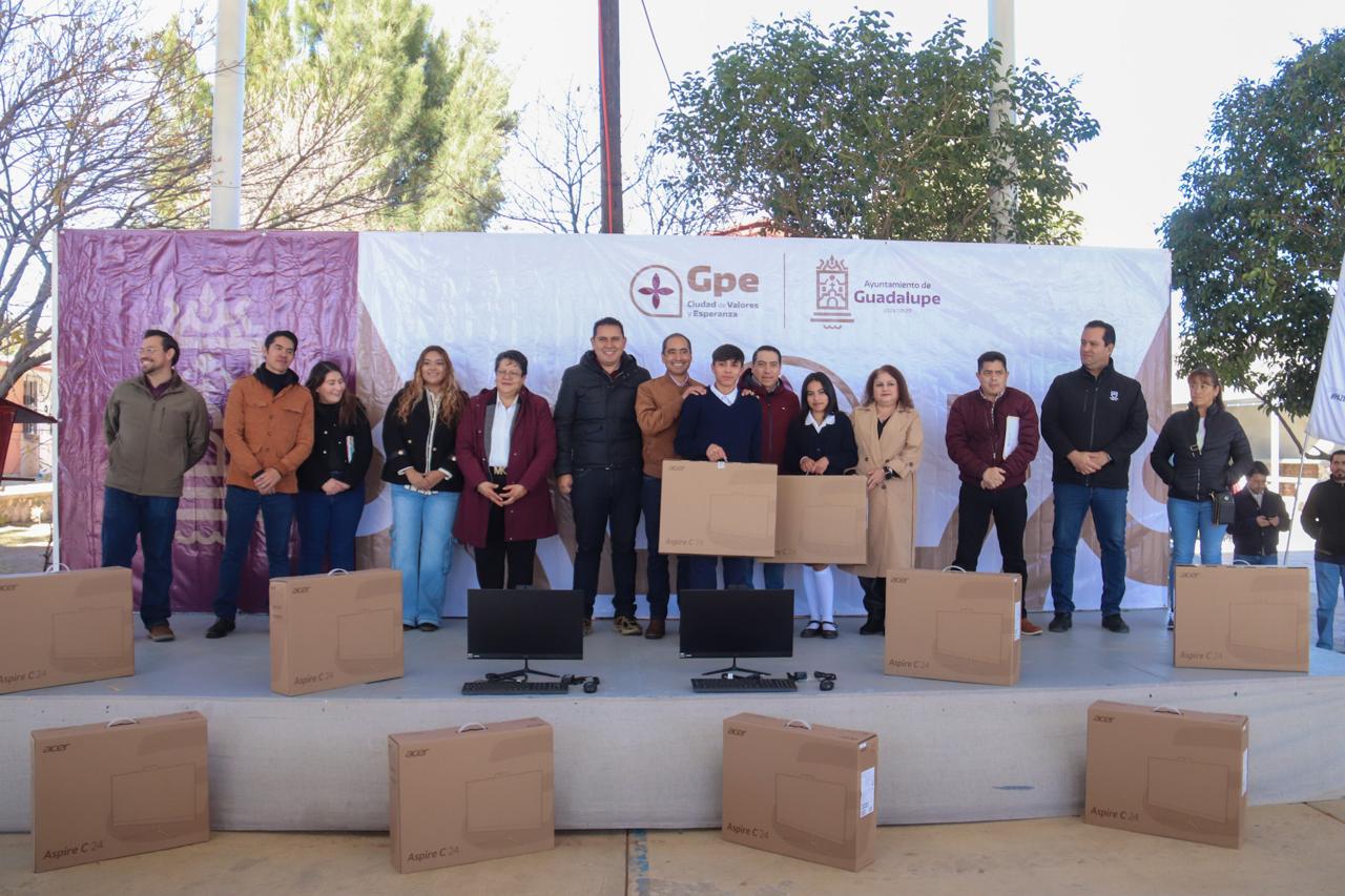 ENTREGAN PEPE SALDÍVAR Y GOBIERNO DE ZACATECAS EQUIPOS DE CÓMPUTO A ESTUDIANTES DE GUADALUPE