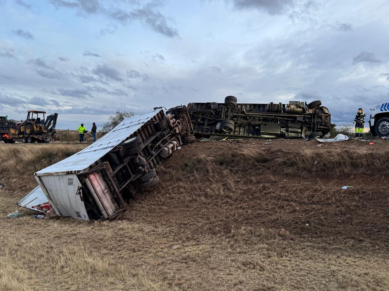 APARATOSO ACCIDENTE MÚLTIPLE FRENTE AL 97 BATALLÓN DEJA DOS CAMIONES VOLCADOS Y UN HERIDO